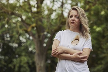 Kalbinde yanan bir delikle ağlayan bir kadın..