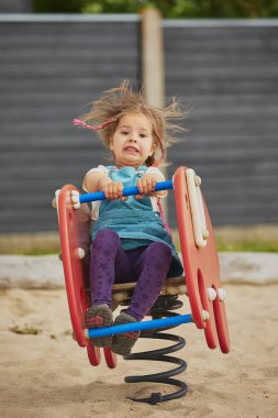 Sevimli çocuk Ringkobing Danimarka 'da bir oyun bahçesinde oynuyor..
