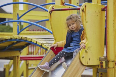 Danimarka 'da oyun parkında oynayan sevimli çocuk..