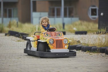 Danimarka 'da bir lunaparkta oynayan sevimli çocuk..