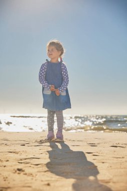 Danimarka sahillerinde oynayan sevimli çocuk..