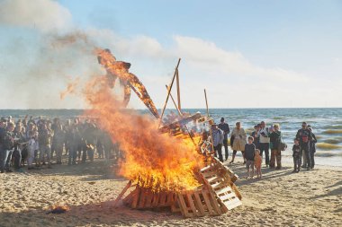 Sondervig, Danimarka, 23 Haziran 2024: Deniz kıyısında Aziz Hans Günü.