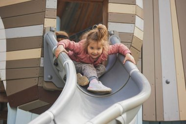 Danimarka 'da oyun parkında oynayan sevimli çocuk..