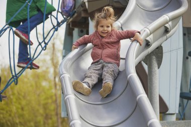 Danimarka 'da oyun parkında oynayan sevimli çocuk..