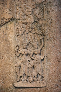 Danimarka hayvanat bahçesindeki bir kayanın üzerine antik kabilelerin dekoratif oymaları..