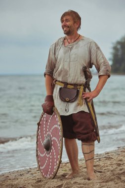Hojbjerg, Danimarka, 27 Temmuz 2024: Akşam denizi yakınında Viking.