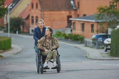 Horsens, Danimarka, 12 Ekim 2024: Danimarka 'da rehabilitasyon gören Ukraynalı kız asker