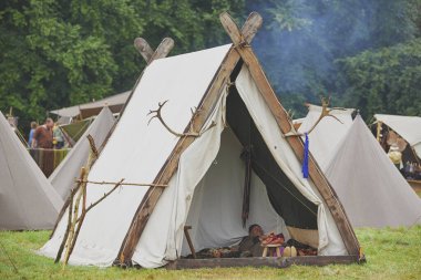 Hojbjerg, Danimarka, 27 Temmuz 2024: Bir adam bir Viking festivalinde çadırda uyuyor