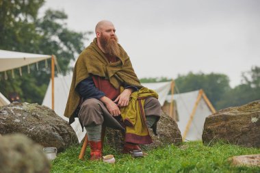 Hojbjerg, Danimarka, 27 Temmuz 2024: Viking festivalinde giysi giymiş adam