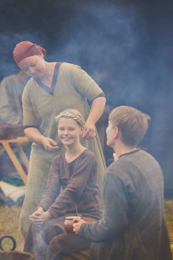 Hojbjerg, Danimarka, 27 Temmuz 2024: Aile bir Viking festivalinde.