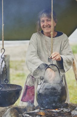 Hojbjerg, Danimarka, 27 Temmuz 2024: Viking Festivali 'nde olgun hostes.