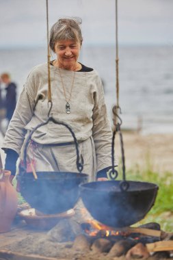 Hojbjerg, Danimarka, 27 Temmuz 2024: Viking Festivali 'nde olgun hostes.