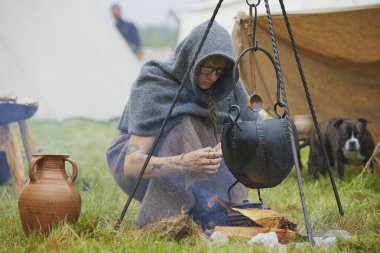Hojbjerg, Danimarka, 27 Temmuz 2024: Viking Festivali 'nde olgun hostes.