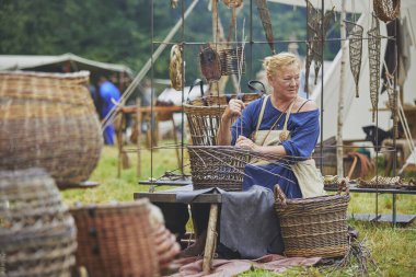 Hojbjerg, Danimarka, 27 Temmuz 2024: Viking Festivali 'nde dokuma yapan kadın.