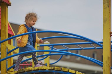Sevimli çocuk Ringkobing Danimarka 'da bir oyun bahçesinde oynuyor..