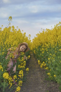 Yakut tohumu tarlasında güzel bir çocuk..
