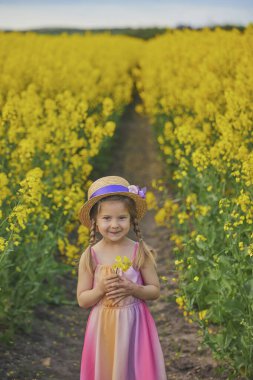 Yakut tohumu tarlasında güzel bir çocuk..