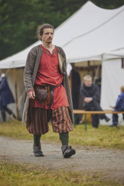 Hojbjerg, Danimarka, 27 Temmuz 2024: Viking festivalinde giysi giymiş adam