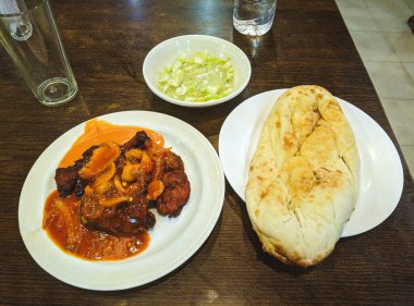 Hint yemeği ya da Hint körisi bakır pirinç kasede ekmek ya da roti ile servis edilir..