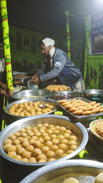 大きなお菓子祭りやお祝い事にバングラデシュやパキスタンのお菓子が作られています — ストック写真