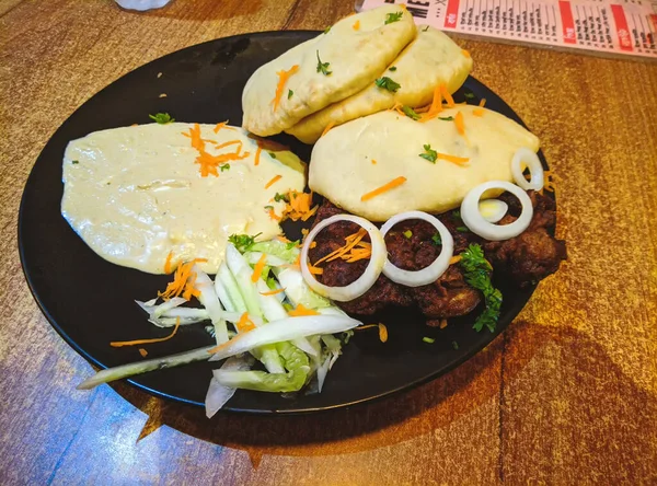 Csirkés Grillezett Kebab Vagy Kabab Naan Rutival — Stock Fotó