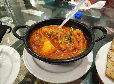 Körili ya da masalalı tavuk, Hint cevizli körili Kerala usulü tavuk.