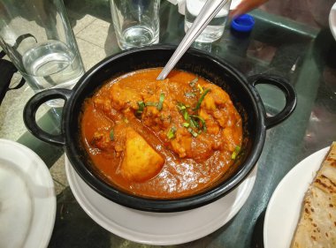 Körili ya da masalalı tavuk, Hint cevizli körili Kerala usulü tavuk.