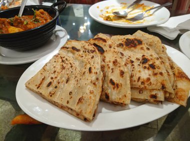 Gri beton arka plan manzaralı ev yapımı Roti Chapati yassı ekmeği. Taze pişmiş Hint ekmeği.