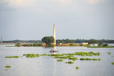 Nehir adı titalar, orman ve önünde bir nehir olan manzara manzarası. Güzel manzara.
