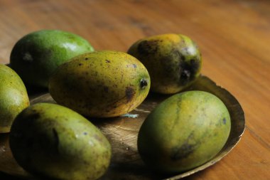 Çelik tabakta mango. Meyve kralı.