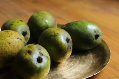 Çelik tabakta mango. Meyve kralı.