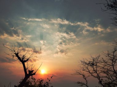 Dağın tepesinde, güneşin doğuşu güzeli. Konum sitakunda, chittagong, Bangladeş. Bangla 'nın güzelliği.