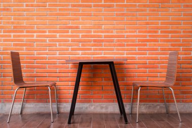 Balkon manzaralı kafe ya da restoran. Kırmızı tuğla duvar ve masa sandalyeleriyle dekore et. Oturmak için hazırlan.