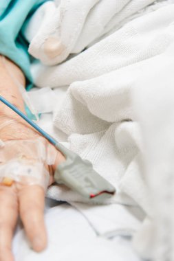 Hasta Asyalı yaşlı kadın 80 'li yaşlarda nezle, nabız ölçümü için nabız ölçer ve yoğun bakım ünitesindeki hasta yatağında yaşlı bir parmak üzerinde kan basıncı olan 19' u kapsıyor. Hastanedeki oda