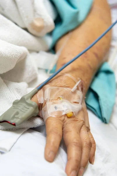 Ασθενής Ασιάτισσα Ηλικιωμένη Γυναίκα 80S Γρίπη Covid19 Μετρητή Σφυγμού Για — Φωτογραφία Αρχείου