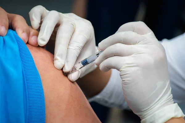 Pemeriksaan Kesehatan Wanita Asia Pasien Dengan Mendapatkan Vaksinasi Terhadap Flu Stok Gambar