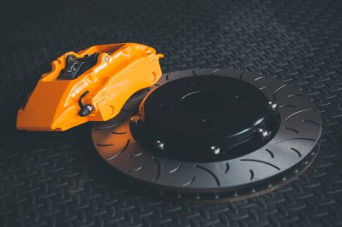 Araba tamircisi ya da tamirci araba tamirhanesinde ya da tamirhanede tamir ve onarım sorunları için disk freni ve asbest fren pedlerini kontrol ediyor.