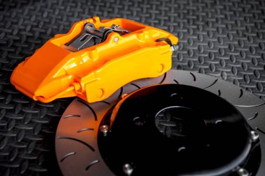 Araba tamircisi ya da tamirci araba tamirhanesinde ya da tamirhanede tamir ve onarım sorunları için disk freni ve asbest fren pedlerini kontrol ediyor.