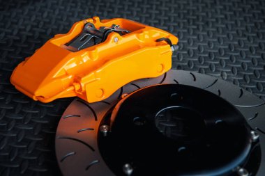 Araba tamircisi ya da tamirci araba tamirhanesinde ya da tamirhanede tamir ve onarım sorunları için disk freni ve asbest fren pedlerini kontrol ediyor.