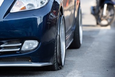 Bangkok, Tayland - 22 Kasım 2022: Bangkok Yolu 'ndaki bir trafik kazasında trafik kazası sonucu trafik kazası meydana geldi..