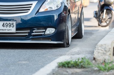 Bangkok, Tayland - 22 Kasım 2022: Bangkok Yolu 'ndaki bir trafik kazasında trafik kazası sonucu trafik kazası meydana geldi..