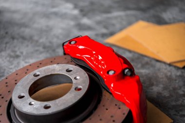 Araba tamircisi ya da tamirci araba tamirhanesinde ya da tamirhanede tamir ve onarım sorunları için disk freni ve asbest fren pedlerini kontrol ediyor.