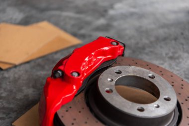 Araba tamircisi ya da tamirci araba tamirhanesinde ya da tamirhanede tamir ve onarım sorunları için disk freni ve asbest fren pedlerini kontrol ediyor.