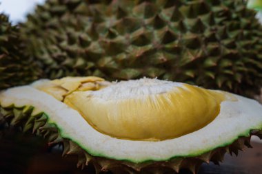 Durian, Tayland 'da bir meyve kralıdır ve Asya meyvelerinin, tarım çiftliğindeki Tay sokak yiyecekleri ve meyve pazarından alınabilecek çivili ve tatlı bir kabuğu vardır.