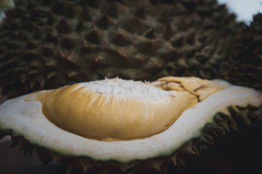 Durian, Tayland 'da bir meyve kralıdır ve Asya meyvelerinin, tarım çiftliğindeki Tay sokak yiyecekleri ve meyve pazarından alınabilecek çivili ve tatlı bir kabuğu vardır.