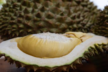 Durian, Tayland 'da bir meyve kralıdır ve Asya meyvelerinin, tarım çiftliğindeki Tay sokak yiyecekleri ve meyve pazarından alınabilecek çivili ve tatlı bir kabuğu vardır.
