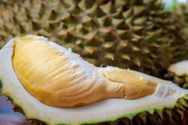 Durian, Tayland 'da bir meyve kralıdır ve Asya meyvelerinin, tarım çiftliğindeki Tay sokak yiyecekleri ve meyve pazarından alınabilecek çivili ve tatlı bir kabuğu vardır.