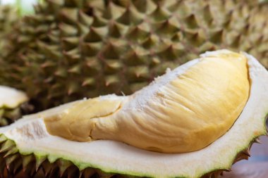 Durian, Tayland 'da bir meyve kralıdır ve Asya meyvelerinin, tarım çiftliğindeki Tay sokak yiyecekleri ve meyve pazarından alınabilecek çivili ve tatlı bir kabuğu vardır.