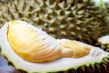 Durian, Tayland 'da bir meyve kralıdır ve Asya meyvelerinin, tarım çiftliğindeki Tay sokak yiyecekleri ve meyve pazarından alınabilecek çivili ve tatlı bir kabuğu vardır.