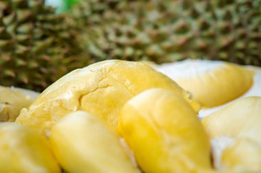 Durian, Tayland 'da bir meyve kralıdır ve Asya meyvelerinin, tarım çiftliğindeki Tay sokak yiyecekleri ve meyve pazarından alınabilecek çivili ve tatlı bir kabuğu vardır.